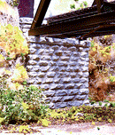 Chooch / Single-Track Cut Stone Bridge Abutment, 3-1/4 x 3/4 x 3-1/2" 8.3 x 1.9 x 8.9cm / HO Scale